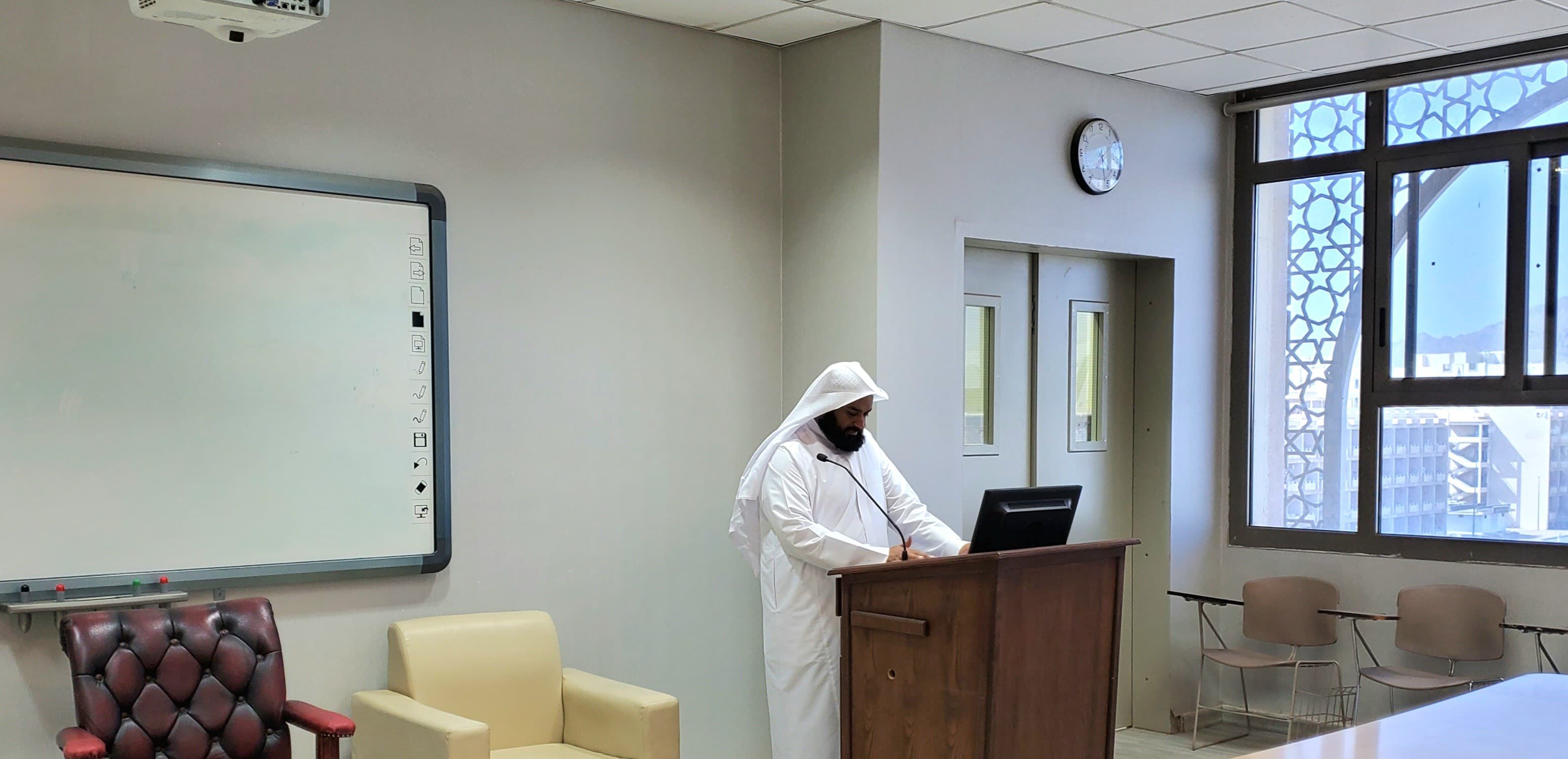 تنفيذ لقاء توعوي لطلاب كلية الشريعة بالتعاون مع وحدة التوعية الفكرية يوم الثلاثاء 29-شعبان-1447